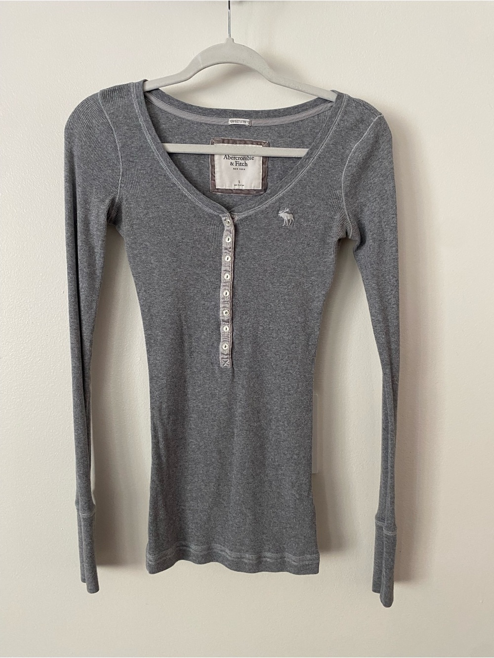 Abercrombie & Fitch Gray Slim-Fit Long-Sleeve Henley Top